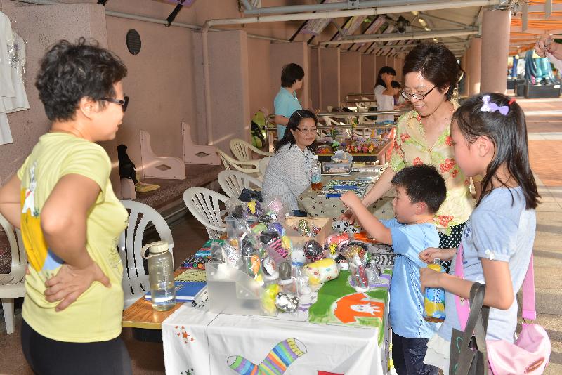 The Leisure and Cultural Services Department invites members of the public to visit the new phase of the Arts Fun Fair at Kowloon Park on Sundays and public holidays from June 4 to May 27 next year. There will be 35 stalls displaying and selling trendy handicrafts like wooden art and floral ornaments as well as traditional arts products and services including straw-weaving works, paper crafts and calligraphy.