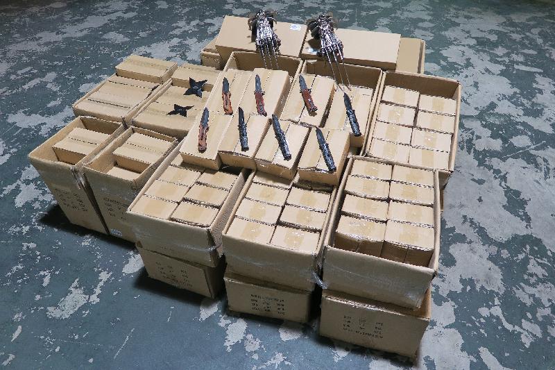 香港海关昨日（六月一日）在香港国际货柜码头的两个货柜内检获共约八千件怀疑违禁武器，包括中国式飞镖、以弹簧露出刀刃的刀及其他有刀刃的武器，估计市值约八十万元。