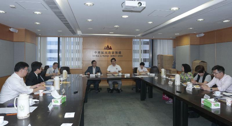 商务及经济发展局局长苏锦梁（中）今日（六月二日）到访中西区，并与中西区区议员会面，就地区事宜交流意见。