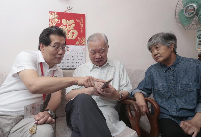 The Secretary for Commerce and Economic Development, Mr Gregory So (first left), today (June 2) visits an elderly family in Central and Western District to learn more about their living conditions and needs.
