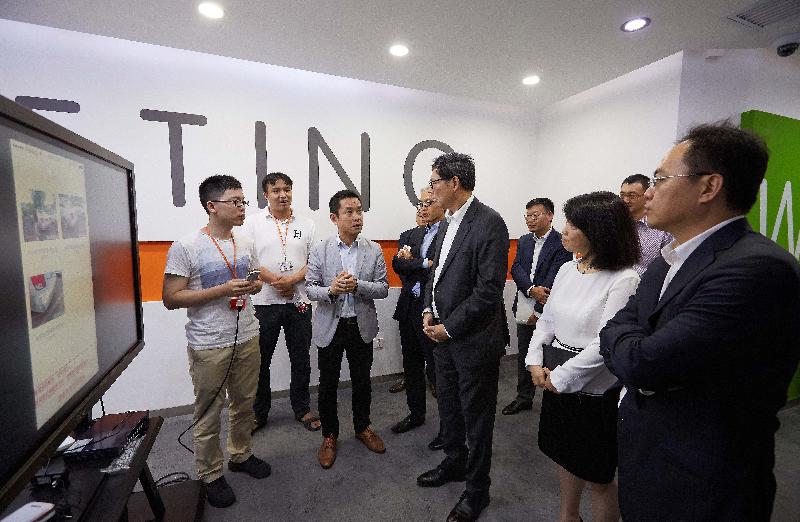 The Chief Executive of the Hong Kong Monetary Authority, Mr Norman Chan (front, third right), and the Director-General of the Office of Financial Development Service, the People's Government of Shenzhen Municipality, Mr He Xiaojun (first right), visit Ping An Technology in Shenzhen today (June 2) and meet with its Chief Executive Officer, Mr Ericson Chan (third left), to understand the research and development of innovative Fintech products.