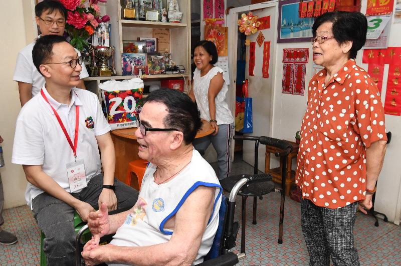 公务员事务局局长张云正（左一）今日（六月三日）探访长洲一个长者家庭，了解其生活情况和需要，并派发礼物包。