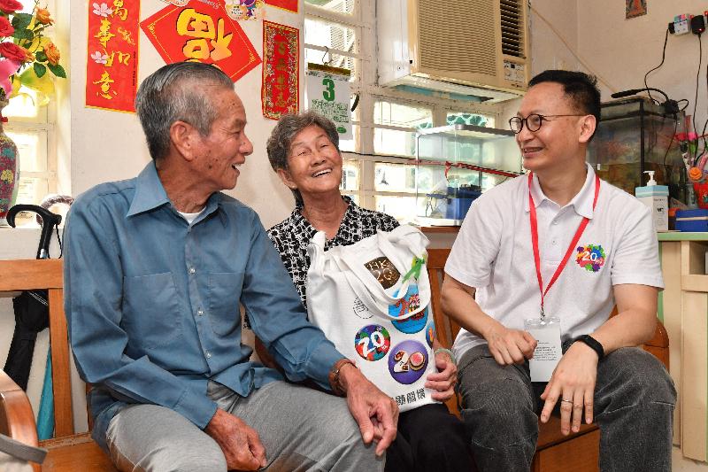 公务员事务局局长张云正（右一）今日（六月三日）探访长洲一个长者家庭，了解其生活情况和需要，并派发礼物包。