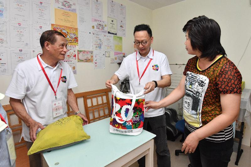 The Secretary for the Civil Service, Mr Clement Cheung (centre), and the Chairman of the Islands District Council, Mr Chow Yuk-tong (left), today (June 3) visits a family in need in Cheung Chau to learn more about their living conditions and needs and distribute gift packs.