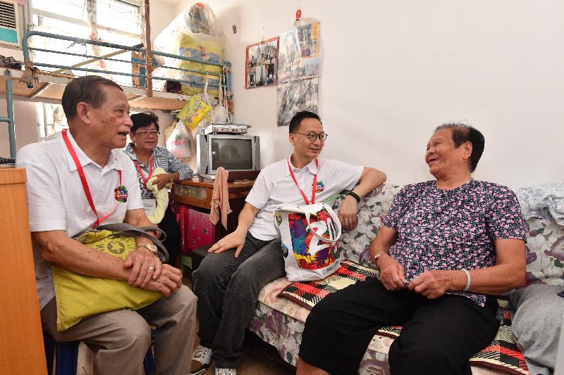The Secretary for the Civil Service, Mr Clement Cheung (second right), and the Chairman of the Islands District Council, Mr Chow Yuk-tong (first left), today (June 3) visit an elderly person living in Cheung Chau to learn more about her living conditions and needs and distribute gift packs.