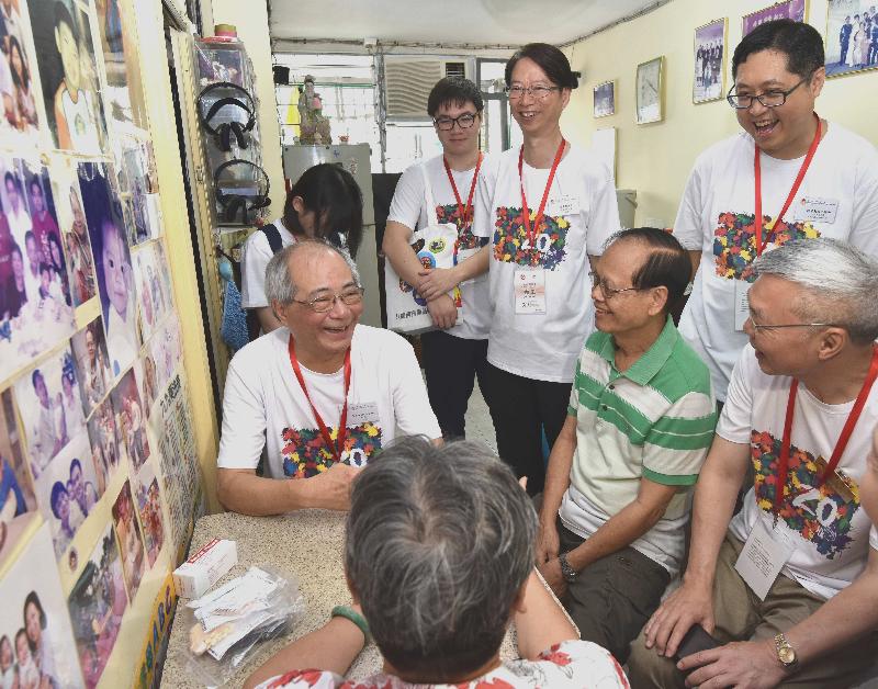 教育局局長吳克儉（左）今日（六月三日）探訪樂民新村的雙老家庭，了解其生活情況和需要。
