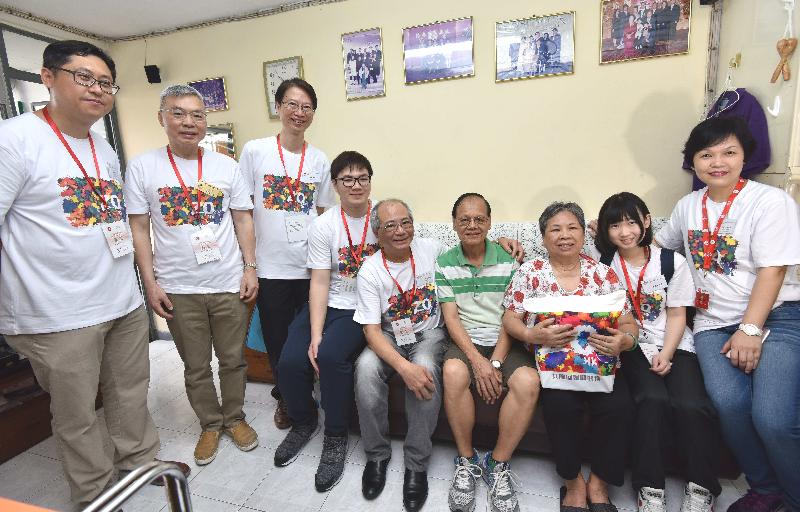 教育局局長吳克儉（中）今日（六月三日）探訪樂民新村的雙老家庭，了解其生活情況和需要，並派發禮物包，共慶回歸。