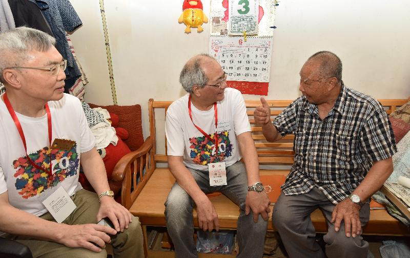 教育局局長吳克儉（中）今日（六月三日）探訪樂民新村的獨居長者，了解其生活情況和需要。旁為九龍樂善堂主席郭予宏（左）。