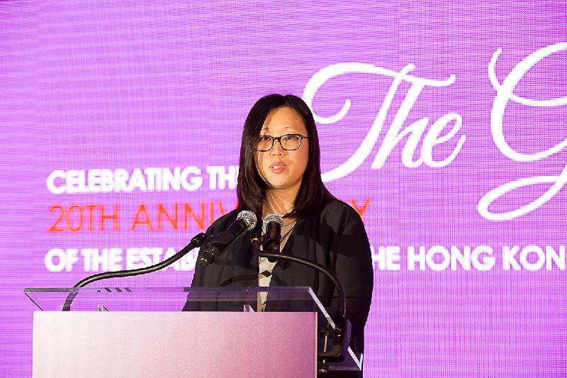 The Director of the Hong Kong Economic and Trade Office (Toronto), Miss Kathy Chan, delivers the welcome remarks at the official gala dinner in celebration of the 20th anniversary of the establishment of the Hong Kong Special Administrative Region in Vancouver, Canada, yesterday (June 2, Vancouver time).