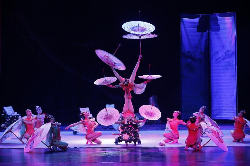The breathtaking acrobatic show "Pizzazz!", the opening programme of the summer spectacular International Arts Carnival, will include an additional performance on July 8 (Saturday) at 3pm
in response to overwhelming public demand. Performed by the internationally acclaimed China National Acrobatic Troupe, the programme promises amazing displays of precision, energy and acrobatic feats.