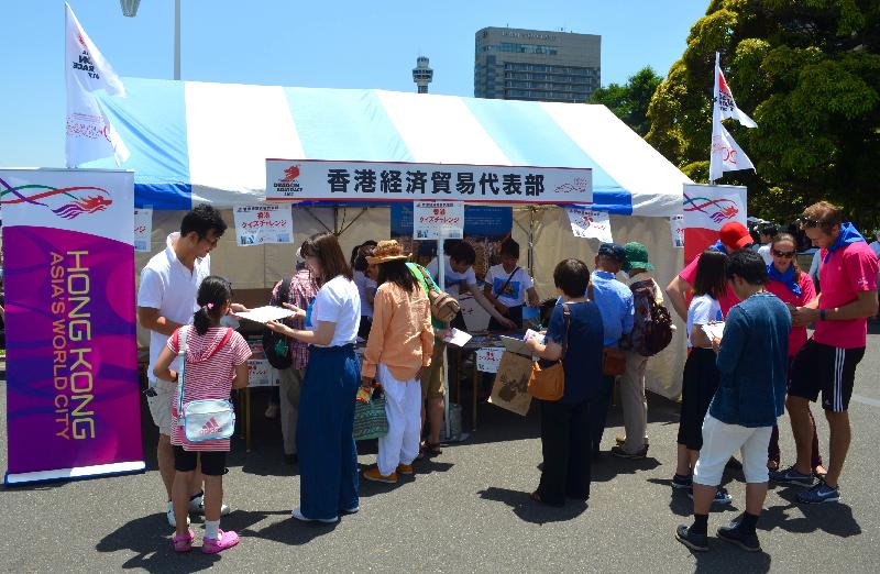The commemorative Hong Kong Cup dragon boat race to mark the 20th anniversary of the establishment of the Hong Kong Special Administrative Region was held at the promenade of Yamashita Park in Yokohama, Japan, today (June 4). Photo shows park-goers visiting the booth set up by the Hong Kong Economic and Trade Office in Tokyo to learn more about the latest developments in Hong Kong.