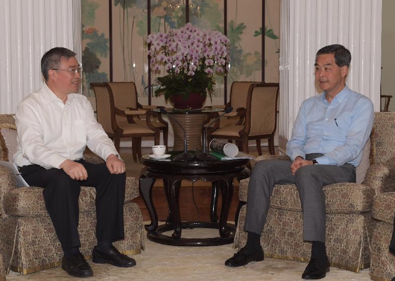      The Chief Executive, Mr C Y Leung (right), meets the Secretary of the CPC Foshan Municipal Committee, Mr Lu Yi (left), at Government House today (June 5) to exchange views on issues of mutual concern.