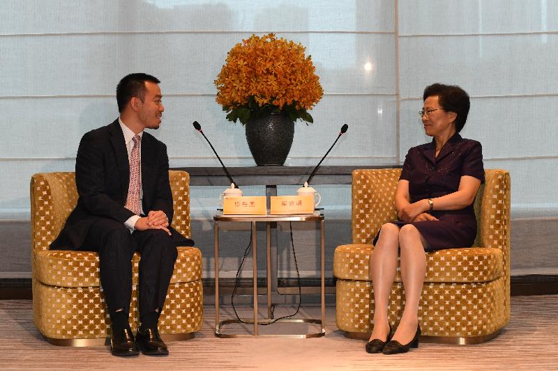 The Under Secretary for Constitutional and Mainland Affairs, Mr Ronald Chan (left), meets with the Vice Governor of the Zhejiang Provincial Government, Ms Liang Liming (right), in Hangzhou today (June 5).