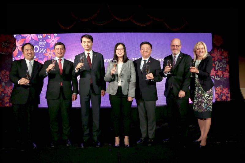 From left: the Director of Canada, Central and South America of the Hong Kong Tourism Board (HKTB), Mr Michael Lim; Member of Parliament Mr Michael Chong; the Consul General of the People’s Republic of China in Toronto, Mr He Wei; the Director of the Hong Kong Economic and Trade Office (Toronto), Miss Kathy Chan; the Executive Director of the HKTB, Mr Anthony Lau; the Consul General of Canada in Hong Kong and Macao, Mr Jeff Nankivell; and the Mayor of Mississauga, Ms Bonnie Crombie, propose a toast at the official gala dinner in celebration of the 20th anniversary of the establishment of the Hong Kong Special Administrative Region in Toronto on June 5 (Toronto time). 