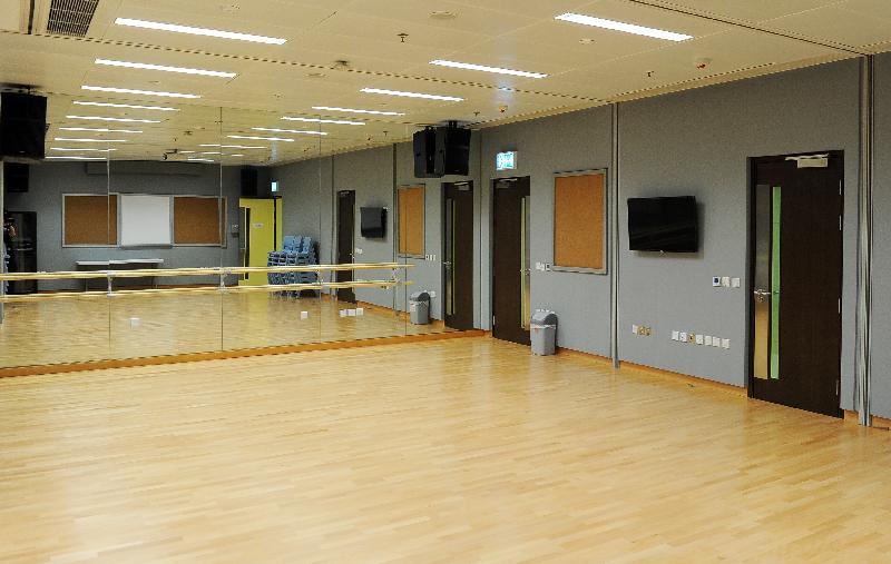 The opening ceremony of Yuen Chau Kok Community Hall was held today (June 6). Photo shows the conference room of the community hall. It is equipped with a wall-mounted mirror and dance rehearsal bar, and can be converted into a room for dance meetings and other purposes if needed.