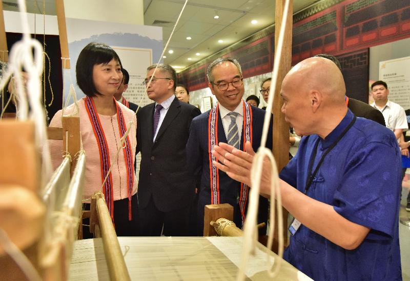 "Genesis and Spirit: A Showcase of Intangible Cultural Heritage of Zhejiang" had its opening ceremony today (June 6) at the Exhibition Gallery of Hong Kong Central Library. Photo shows the Secretary for Home Affairs, Mr Lau Kong-wah (second right), and the Director of Leisure and Cultural Services, Ms Michelle Li (first left), visiting the demonstration of making Xiaoshan lace at "Genesis and Spirit: Recalling Jiangnan - An Exhibition on the Intangible Cultural Heritage of Zhejiang".
