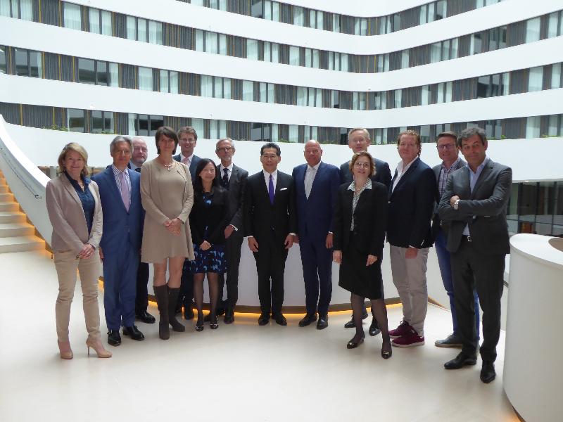 The Secretary for Commerce and Economic Development, Mr Gregory So (seventh right), pictured with the Dutch business leaders in Schiphol, the Netherlands, today (June 6, Schiphol time).
