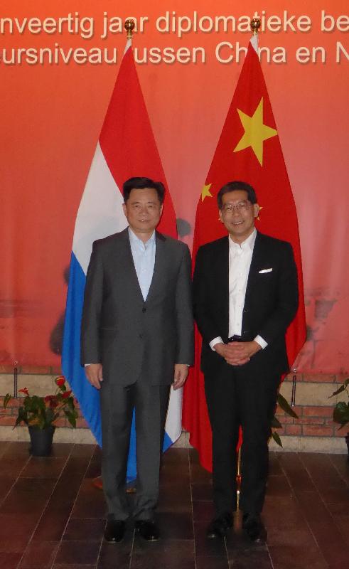 The Secretary for Commerce and Economic Development, Mr Gregory So (right), meets with the Chinese Ambassador to the Netherlands, Mr Wu Ken, in The Hague, the Netherlands, today (June 6, The Hague time).
