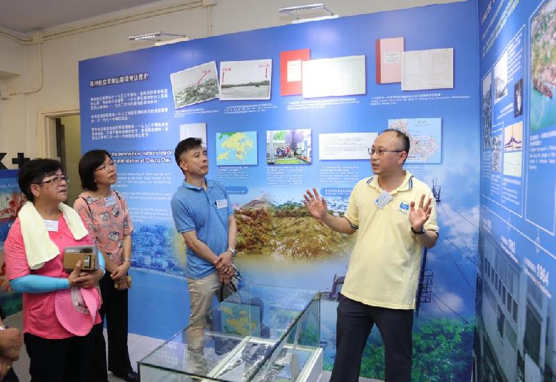 香港天文台高級科學主任李子祥博士（右一）今日（六月七日）在長洲氣象站介紹站內新設置有關數字颱風信號系統演變、長洲信號站歷史及長洲風災歷史的展品。

