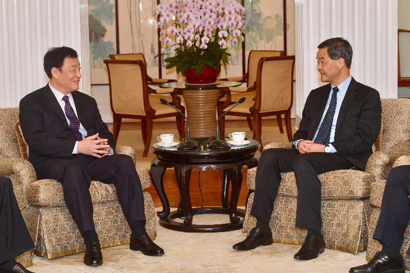 The Chief Executive, Mr C Y Leung (right), meets the Governor of Jiangxi Province, Mr Liu Qi (left), at Government House this afternoon (June 7) to exchange views on issues of mutual concern.