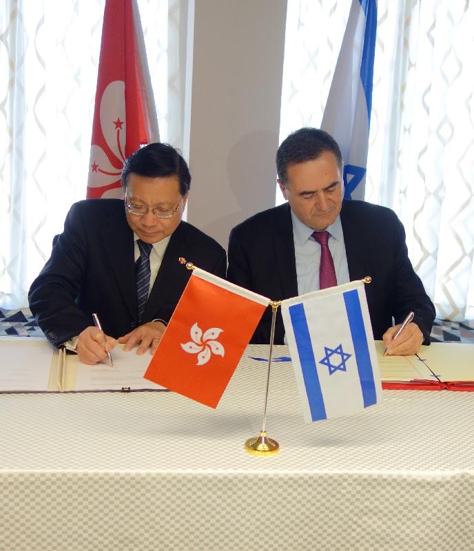 The Secretary for Transport and Housing, Professor Anthony Cheung Bing-leung (left), and the Israeli Minister of Transport and Road Safety, Mr Israel Katz (right), sign an air services amendment agreement in Tel Aviv, Israel, today (June 8, Tel Aviv time). The amendment agreement and the air services agreement signed in March 1998 provide a legal framework for air links between Hong Kong and Israel, which will promote economic development and cultural exchanges between the two places.