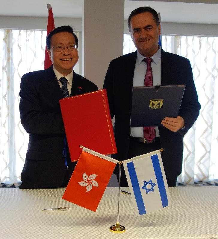 The Secretary for Transport and Housing, Professor Anthony Cheung Bing-leung (left), exchanges the signed air services amendment agreement with the Israeli Minister of Transport and Road Safety, Mr Israel Katz (right), in Tel Aviv, Israel, today (June 8, Tel Aviv time).
