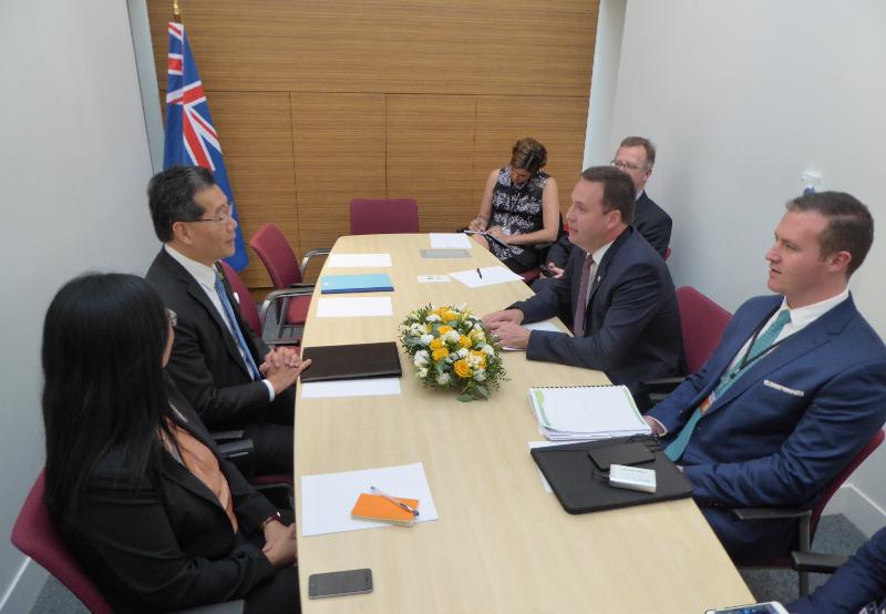 商務及經濟發展局局長蘇錦樑（左二）昨日（巴黎時間六月七日）在法國巴黎與澳洲貿易、旅遊和投資部長喬博（右二）舉行雙邊會議，就香港與澳洲自由貿易協定的談判和其他貿易議題交流意見。