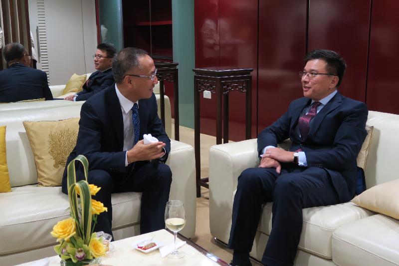 财经事务及库务局局长陈家强（右）今日（六月八日）在新加坡一个庆祝香港特别行政区成立二十周年的酒会上与中国驻新加坡大使陈晓东倾谈。