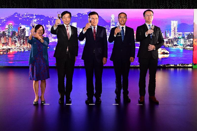 The Secretary for Financial Services and the Treasury, Professor K C Chan (centre); the Minister for National Development & Second Minister for Finance, Singapore, Mr Lawrence Wong (second left); the Chinese Ambassador to Singapore, Mr Chen Xiaodong (fourth left); the Director of Hong Kong Economic and Trade Office in Singapore (Singapore ETO), Mr Bruno Luk (fifth left); and the Director-General of Hong Kong Economic and Trade Office in Jakarta, Mrs Do Pang Wai-yee, propose a toast at the gala dinner organised by Singapore ETO in celebration of the 20th anniversary of the establishment of the Hong Kong Special Administrative Region today (June 8).