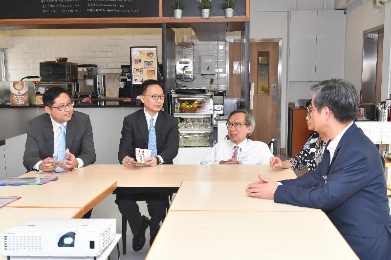 The Secretary for the Civil Service, Mr Clement Cheung (second left), today (June 9) visits the Integrated Rehabilitation Service Centre of the SAHK LOHAS Garden and is briefed on the services provided by the Centre.