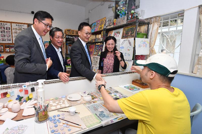 The Secretary for the Civil Service, Mr Clement Cheung (third left), today (June 9) visited the Integrated Rehabilitation Service Centre of the SAHK LOHAS Garden to learn more about the day training it provides to people with disabilities.