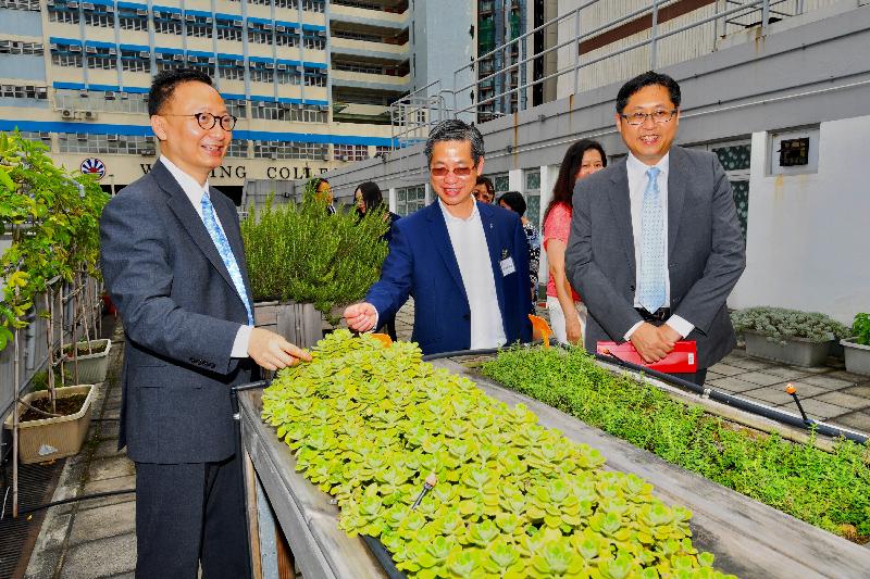 While touring the Jockey Club Garden of the SAHK LOHAS Garden today (June 9), the Secretary for the Civil Service, Mr Clement Cheung (left), views crops cultivated by trainees.