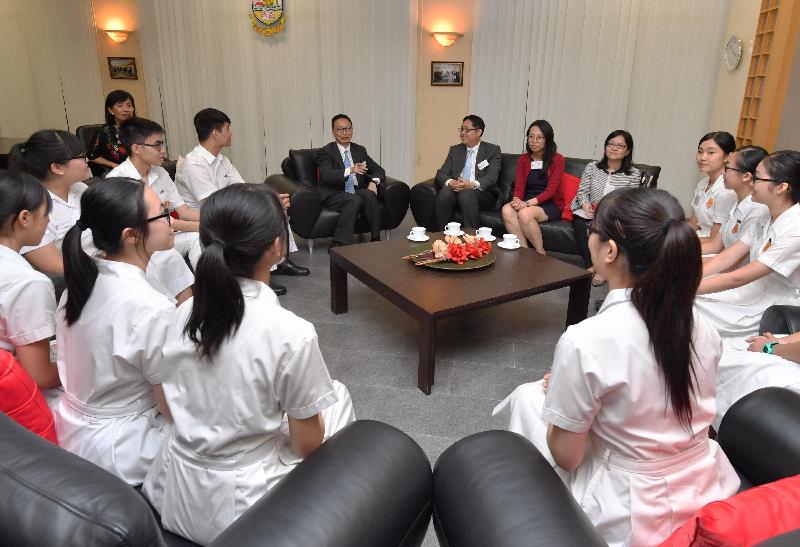 The Secretary for the Civil Service, Mr Clement Cheung, today (June 9) talks with students of Munsang College about their career prospects.