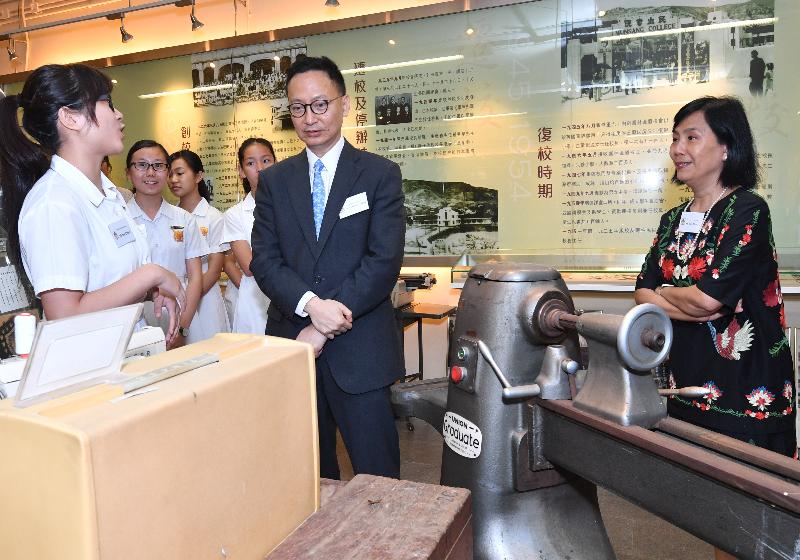 The Secretary for the Civil Service, Mr Clement Cheung (centre), today (June 9) tours Munsang College's archive room to appreciate the school's collection of photos and students' works.