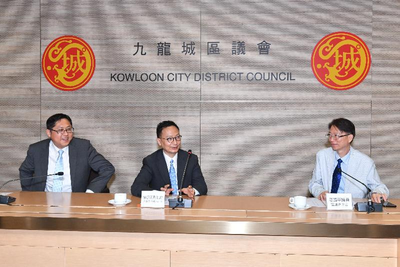 The Secretary for the Civil Service, Mr Clement Cheung (centre), today (June 9) visited Kowloon City District. Accompanied by the District Officer (Kowloon City), Mr Franco Kwok (left), Mr Cheung met with the Chairman of Kowloon City District Council, Mr Pun Kwok-wah (right), and other District Council members to learn about the overall development of the district.