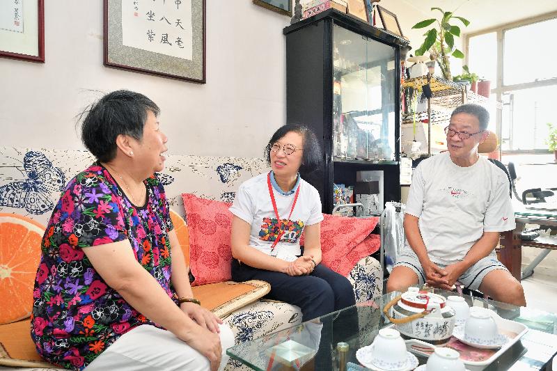 The Acting Secretary for Food and Health, Professor Sophia Chan (centre), conducted home visits after officiating at the launching ceremony of the "Celebrations for All" project in Yuen Long District today (June 9) to learn about the living conditions of the families.