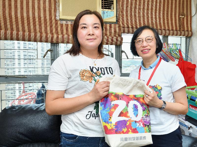 The Acting Secretary for Food and Health, Professor Sophia Chan (right), today (June 9) visited families in need in Yuen Long District, and distributed gift packs for them to share the joy of the 20th anniversary of the establishment of the Hong Kong Special Administrative Region.
