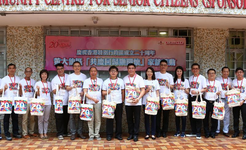 The Secretary for Labour and Welfare, Mr Stephen Sui (seventh left), visited elderly households and families in need in Wong Tai Sin District under the "Celebrations for All" project this afternoon (June 9). Picture shows Mr Sui in a group photo with other team members before the visits.