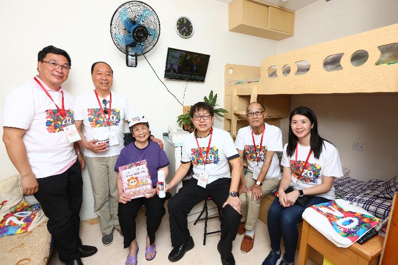 The Secretary for Labour and Welfare, Mr Stephen Sui (third right), visited an elderly singleton and presented a gift pack to her in Wong Tai Sin District under the "Celebrations for All" project this afternoon (June 9). 