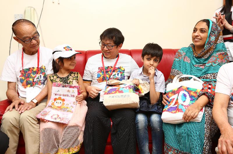 The Secretary for Labour and Welfare, Mr Stephen Sui (centre), visited a South-Asian family in Wong Tai Sin District under the "Celebrations for All" project this afternoon (June 9). Picture shows Mr Sui chatting with the South-Asian family members to understand their living condition.