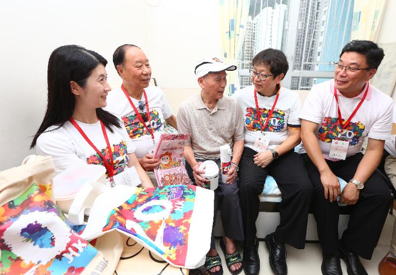 The Secretary for Labour and Welfare, Mr Stephen Sui (second right), visited an elderly singleton in Wong Tai Sin District under the "Celebrations for All" project this afternoon (June 9). Picture shows Mr Sui chatting with an elderly person to understand his living condition.
