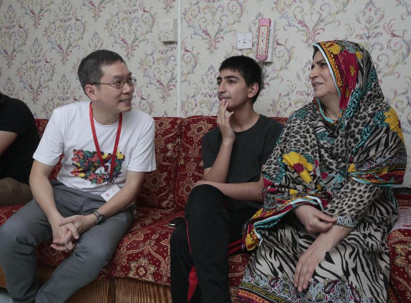 The Commissioner for Labour, Mr Carlson Chan (left), visited a South-Asian family in Wong Tai Sin District under the "Celebrations for All" project this afternoon (June 9) to understand their living condition.