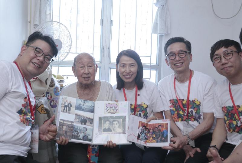 The Director of Social Welfare, Ms Carol Yip (centre), visited an elderly singleton in Wong Tai Sin District under the "Celebrations for All" project this afternoon (June 9) to understand his living condition.