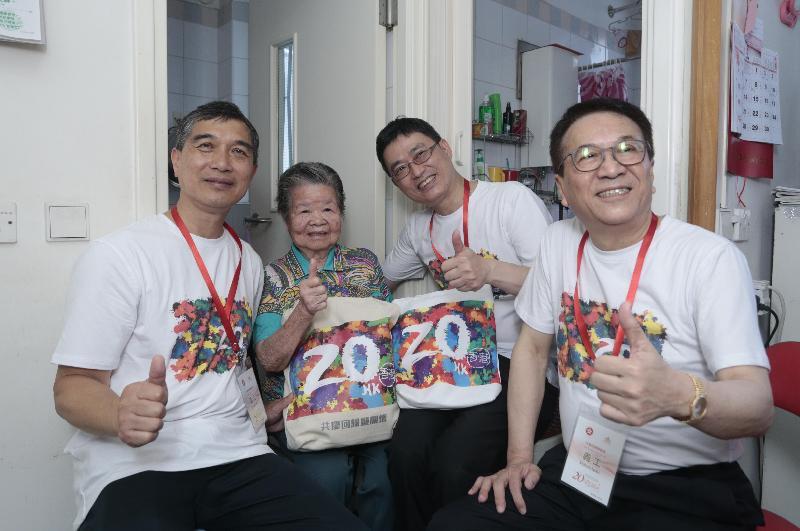 The Head of Working Family and Student Financial Assistance Agency, Mr Esmond Lee (second right), visited an elderly singleton in Wong Tai Sin District under the "Celebrations for All" project this afternoon (June 9) to understand her living condition.