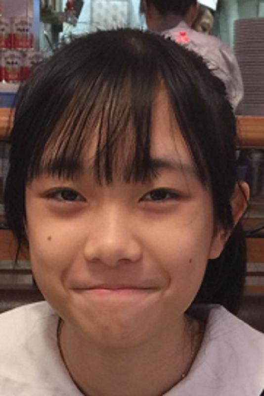 Li Tsz-yan, aged 15, is about 1.63 metres tall, 50 kilograms in weight and of thin build. Se has a pointed face with yellow complexion and long straight black hair. She was last seen wearing a black and white short-sleeved T-shirt, blue short jeans and white shoes.