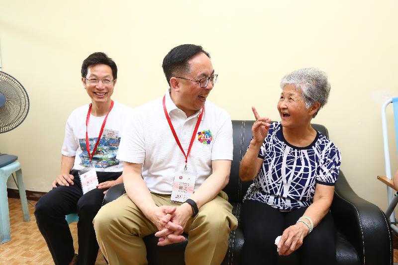 Accompanied by the Chairman of the Southern District Council, Mr Chu Ching-hong (first left), the Secretary for Innovation and Technology, Mr Nicholas W Yang (centre), visits an elderly woman living on her own in Ap Lei Chau Estate this afternoon (June 10).
