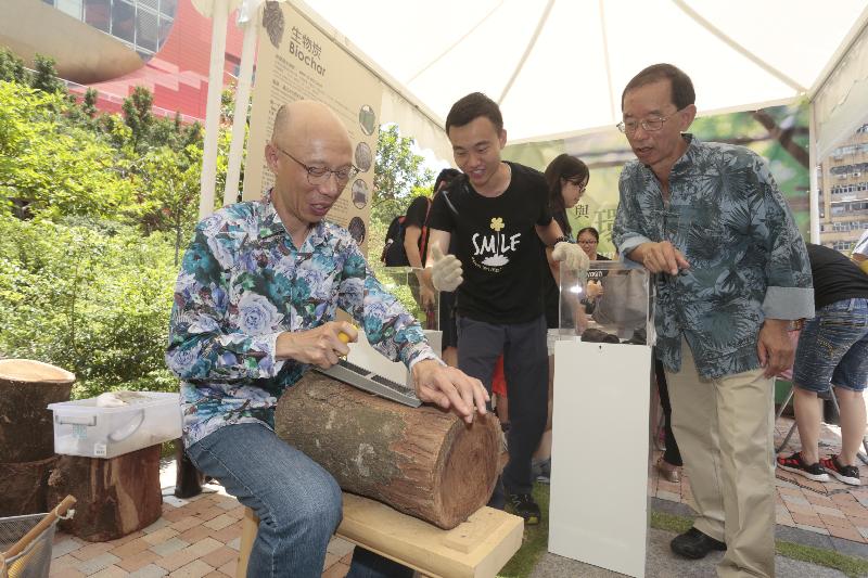 The Secretary for the Environment, Mr Wong Kam-sing, tours the green booths after the opening ceremony of the Zero Carbon Fun Fair held at the Zero Carbon Building in Kowloon Bay today (June 11).
