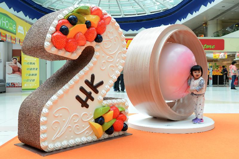 「香港特別行政區成立二十周年巡迴展覽」六月十六日至二十二日在鑽石山荷里活廣場舉行。圖示上一場展覽供市民拍照的巨型生日蛋糕和壽桃包立體模型。