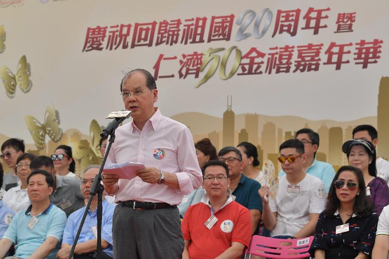 政务司司长张建宗今日（六月十一日）在仁济医院举办的庆祝回归祖国20周年暨仁济50金禧嘉年华上致辞。
