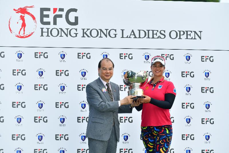 The Chief Secretary for Administration, Mr Matthew Cheung Kin-chung, presents the prize to the winner of EFG Hong Kong Ladies Open 2017, Supamas Sangchan, today (June 11).